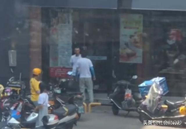 顺丰小哥视频完整27分钟(2个饿了么小哥当街争吵推搡 美团小哥拉架未果 顺丰小哥继续拉架)