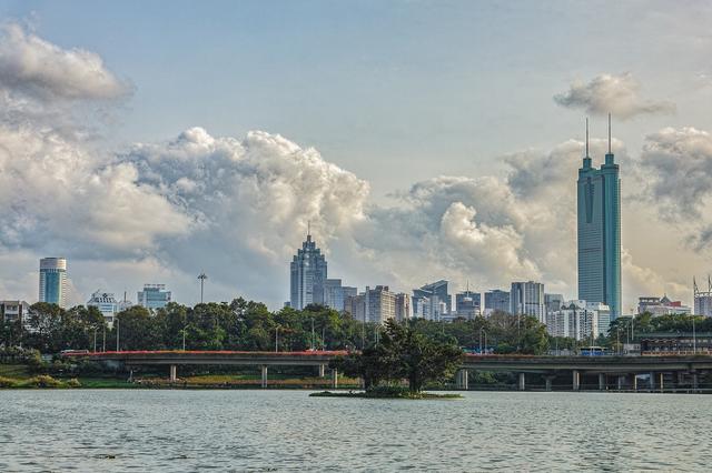 深圳珠宝批发市场攻略(深圳女生的购物天堂：彩妆在明通，珠宝看水贝？小心“假”宝玉)