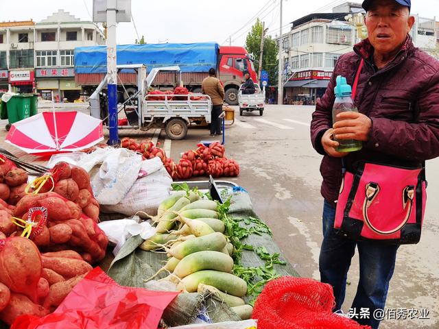 做生意怎么才能做好(农村老人街头卖菜30年，琢磨出做生意“捷径”，每个行业都有窍门)