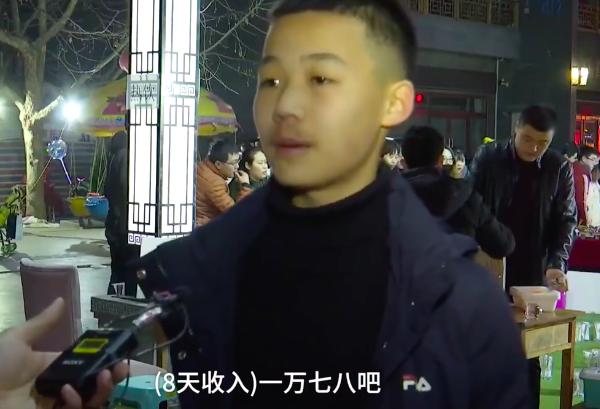 初中生如何快速赚钱方法(初中生借800元摆摊，8天赚了1万7，比普通白领工资都高网友都称赞)