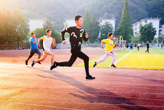 13岁少年如何快速长高的方法(13岁少年半年猛增16公分，医生：这些食物是“助长剂”，建议多吃)
