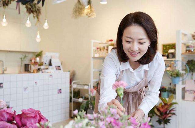 加盟花店费用(年轻人开花店，本以为是浪漫的生意，结果一年亏70万，不建议学习)