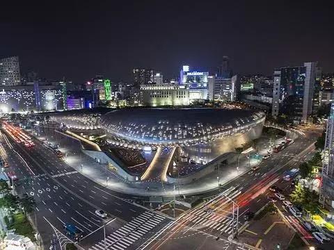 韩国东大门服装批发代购(“血拼”韩国东大门：搬运工月薪3万，中国网红直播1天带货3000件)
