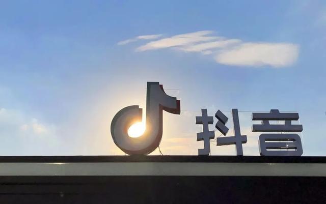 抖音直播电商优势(抖音电商，正在成为服饰行业的新风口)