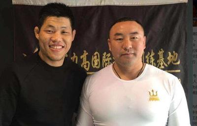 散打哥师傅是是谁(还记得李景亮恩师宝力高吗？曾高鞭踢晕泰拳王，如今成为弟子榜样)