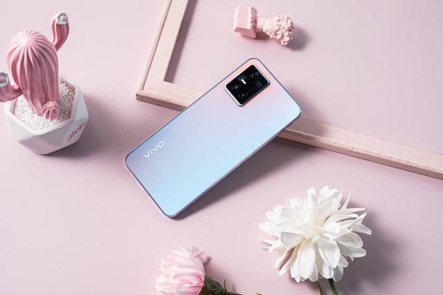 vivo手机如何p图教程(自拍“P图”依旧盛行？只怪vivo S10 Pro来得太晚)