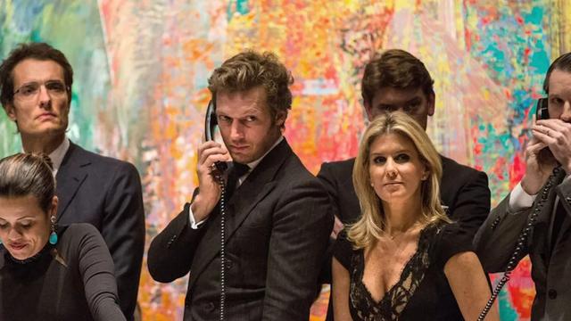 金币怎么画复杂又漂亮(一瓶酒37万，一幅画2.4亿，这双财富的「白手套」玩的是什么游戏)