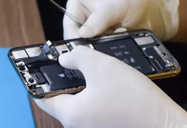 苹果11原装电池多少钱(iPhone 11才买了6个月，电池就跌至90%？)