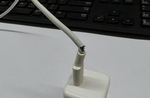 求手工加工外发连接线(注意！劣质、老旧的数据线一定要及时更换，否则容易出现这些隐患)