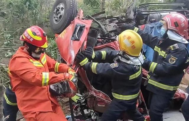 密云车祸最新消息2022(大货侧翻司机被困 北京密云消防上演生死救援)