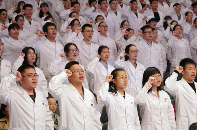 哪种专业就业前景好哪个学校护理学毕业好就业(医学类专业“就业前景”排名，护理学热度下降，中医有望完成逆袭)