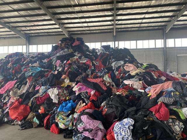 破旧衣服回收厂家(旧衣服回收究竟有多挣钱？揭露旧衣服回收行业的财富密码)