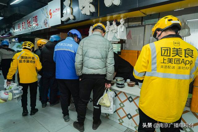 开手机店流程(新生代老板生意经：95后小伙儿做“炒鸡”开7家店，一部手机搞定经营)