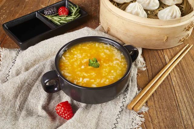什么行业投资小利润大知乎(餐饮人刘京京30㎡粥铺起家，不起眼的小生意也能年挣8亿)