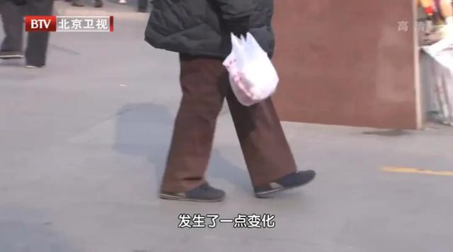 65厘米的腰围是几尺几(步幅大，认知好！走得快，更长寿！这4种走路姿势可能是疾病信号)