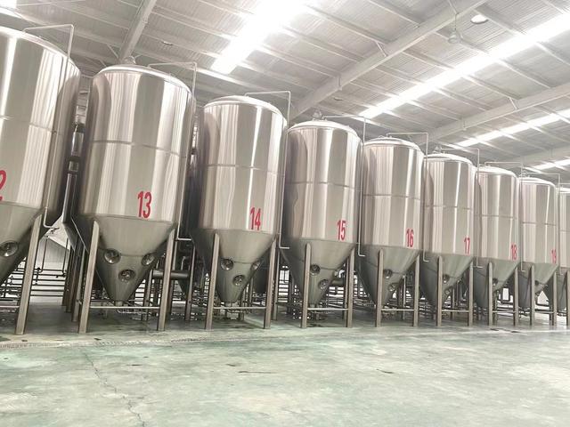 自酿啤酒设备生产厂家(酒厂生产啤酒的设备 年产三十万吨大型精酿啤酒设备厂家推荐)