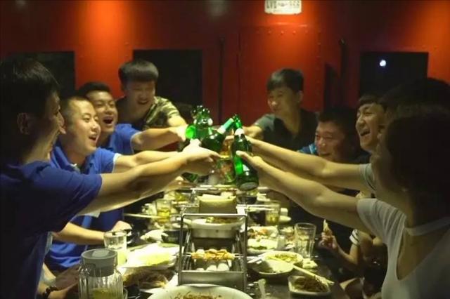 来个烧烤店需要多少钱(江西大哥开烧烤店，一年狂赚169万，烤串啤酒不要钱，套路教给你)