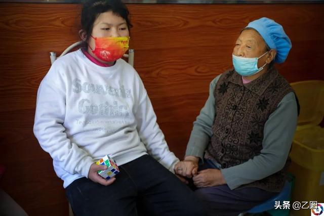 为发烧而生图片(女童高烧12天家人才醒悟，一辈子就这么毁了，家也因她分崩离析)