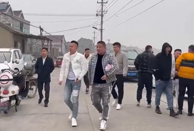 红包照片真实(千万网红回农村阵仗好大，礼品堆积成山，送老人红包双手递上)