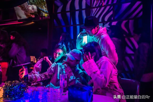 晚上夜场卖什么最赚钱(夜场上班年入几十W，做小三不为转正)