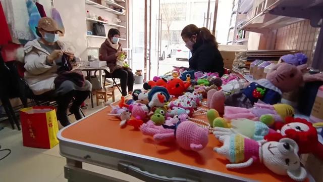 求手工加工业务(平川区建峰妇女手工编织工作室：指尖编织创业路 带动妇女巧手致富)