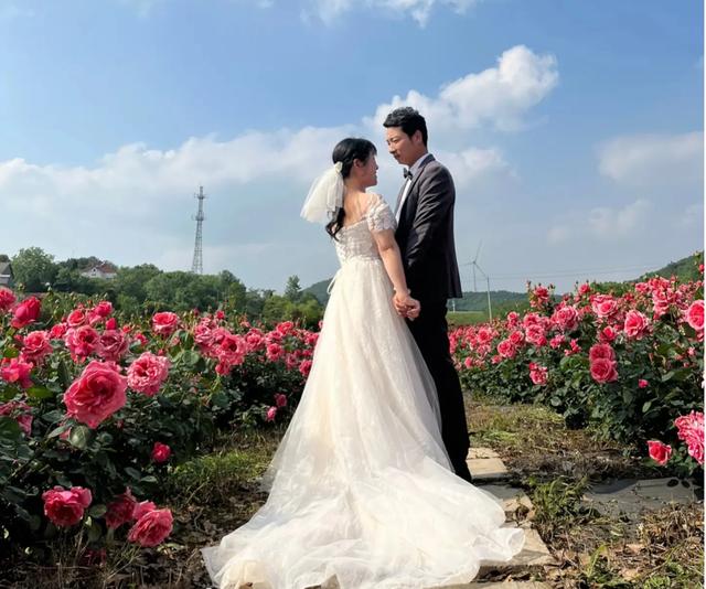 90后结婚照(余秀华与90后丈夫拍婚纱照，继女到场陪伴很温馨，母女感情获点赞)