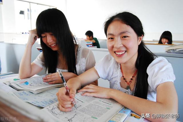 女生专业推荐文科(文科女生选择什么专业好？这三类专业，好就业待遇高)
