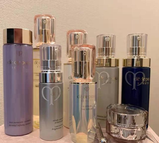 一线化妆品有哪些(CPB、赫莲娜、海蓝之谜都是贵妇品牌，它们最热门的护肤品有哪些)