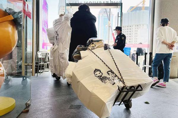 上海七浦路服装批发市场(七浦路又“动起来”了！商户积压上百万货，警方人性化操作)
