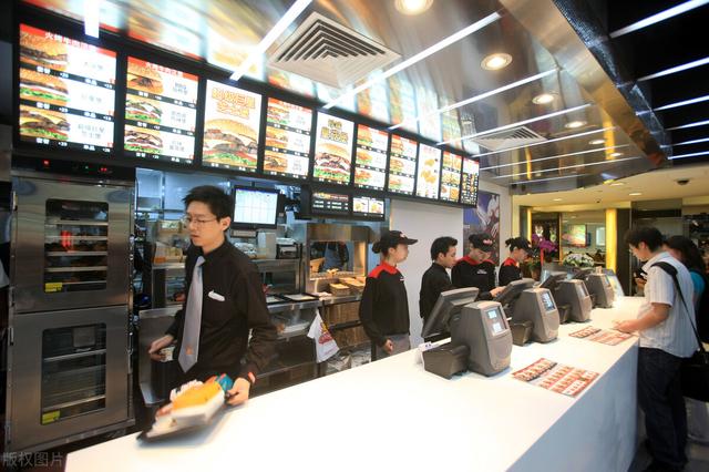 学校门口开什么店赚钱(江西老板开汉堡店，利用“一辆玩具车”，一年盈利180万)