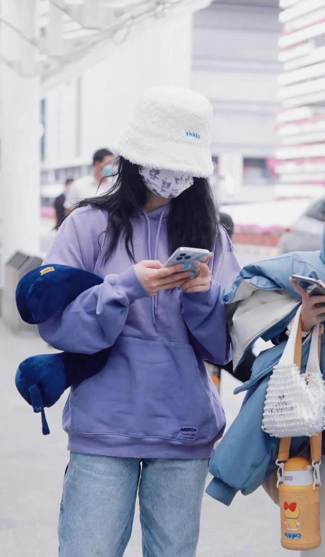 紫色卫衣搭配什么裤子好看女(周洁琼私服秀，身穿紫色卫衣搭配牛仔裤，休闲气息满满)
