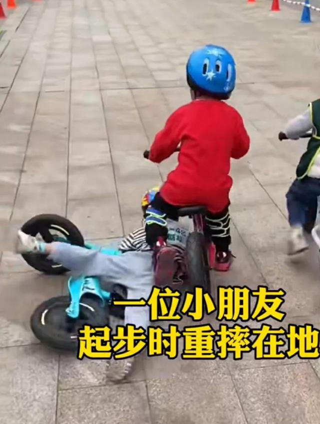 被小孩踩了一脚(如果你家的孩子摔倒在地上，被人踩了一脚，你会选择袖手旁观吗？)