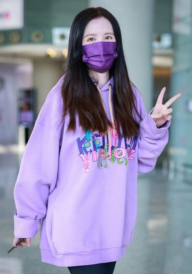 紫色卫衣搭配什么裤子好看女图片(张萌穿衣挺没架子的，紫色卫衣配leggings显身材，保养得真不差)