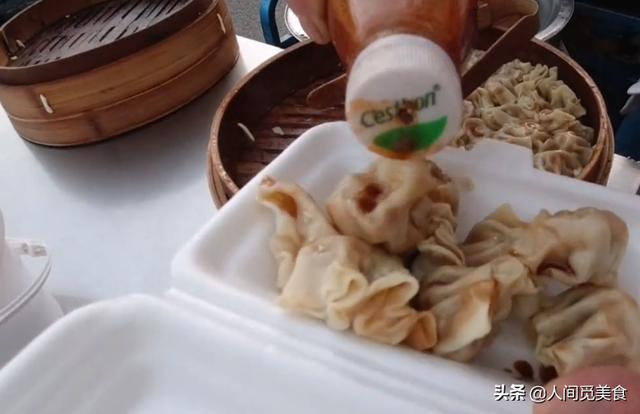 在小学门口摆摊卖什么小吃好(安徽大娘在江苏镇江摆摊，1元3个专做学生买卖，日卖600个惹争议)