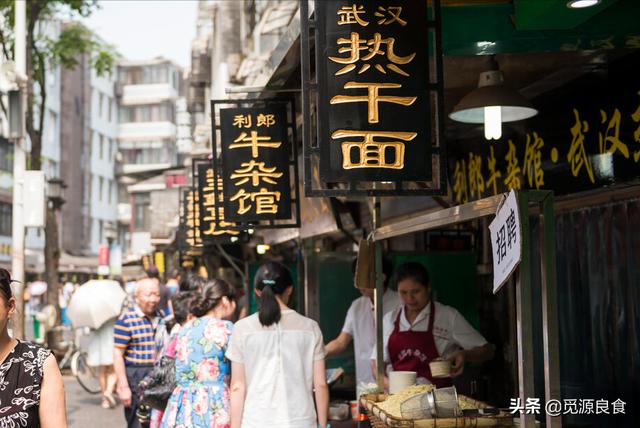 街头小吃什么最火早餐(这10种街头早餐，是武汉特色小吃的一部分，花样多，一个月不重样)