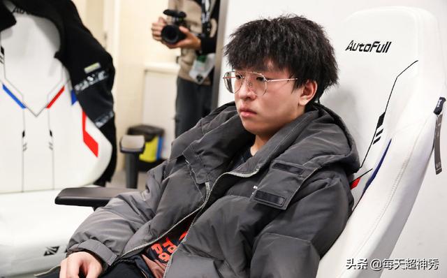 Knight瑞兹一锤定音！TES横扫TT终结连败，官博表明态度(天天团tt)