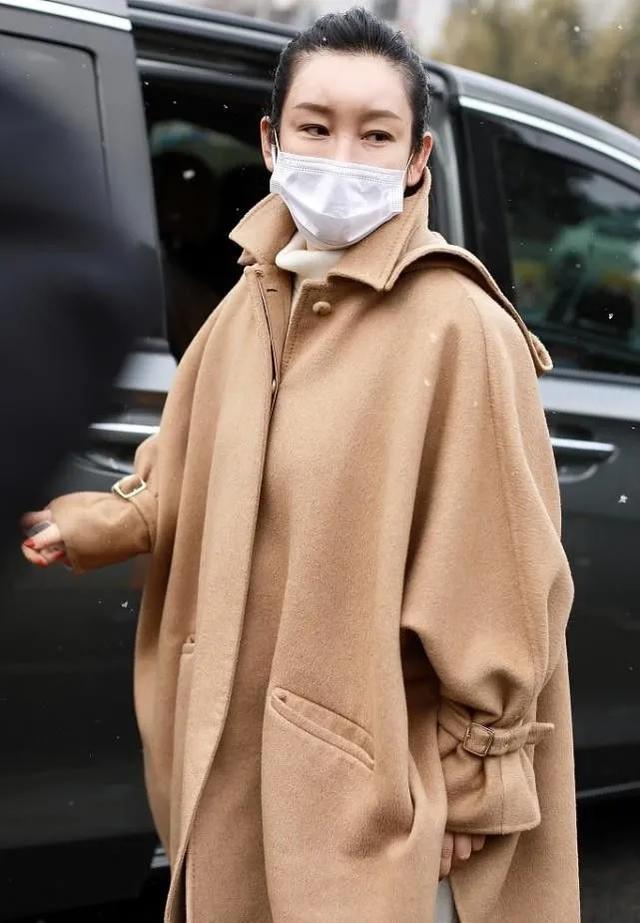 明星款衣服搭配图片(春晚明星私服：秦海璐外套过万，孙怡外衣三百块，却背四万的包)