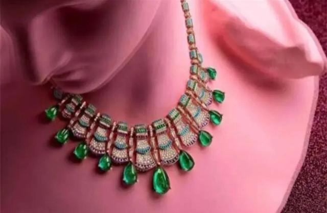 奢侈品女士包品牌排行榜(卡地亚的猎豹、宝格丽的灵蛇、梵克雅宝的蝴蝶…都很奢华无比)