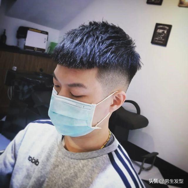长得帅的男生适合做什么工作(男生别嫌弃“两边铲”发型，这3款真的很帅气，谁剪谁好看)