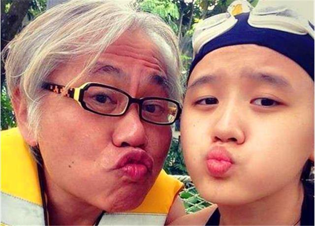 林靖恩孕肚(两人因“爷孙恋”走红，至今8年过去了，17岁少女已失去纯真笑容)