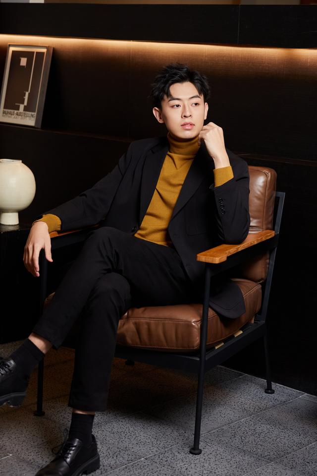 男款衣服品牌大全20岁到三十(25岁以上男生必看！15家宝藏男装品牌，轻熟简约，保暖且帅气)