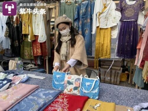摆地摊项目案例(三名95后留学生在伦敦摆摊卖汉服，不为赚钱只为“吆喝”中华传统文化)