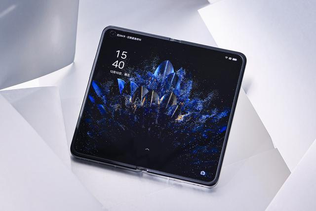 oppo大屏手机8寸(难以置信的轻折痕，OPPO Find N带来极致大屏观感)