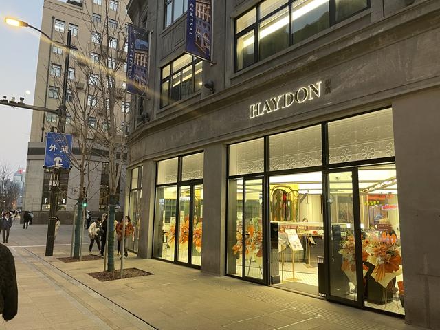 北京雅诗兰黛专柜地址(“100块买大牌化妆品”“”未上市新品抢先体验”来这两家首店逛逛吧)