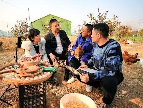 2017地摊暴利新产品(安徽铜陵80后女白领随丈夫回乡创业“地摊”变亿元电商企业)