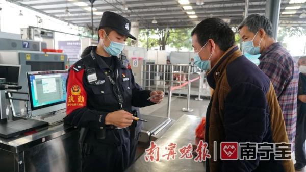 管制刀具认定标准2021图片(乘坐列车前注意清点行李！携带管制刀具进站，去年84人被南宁铁路警方拘留)