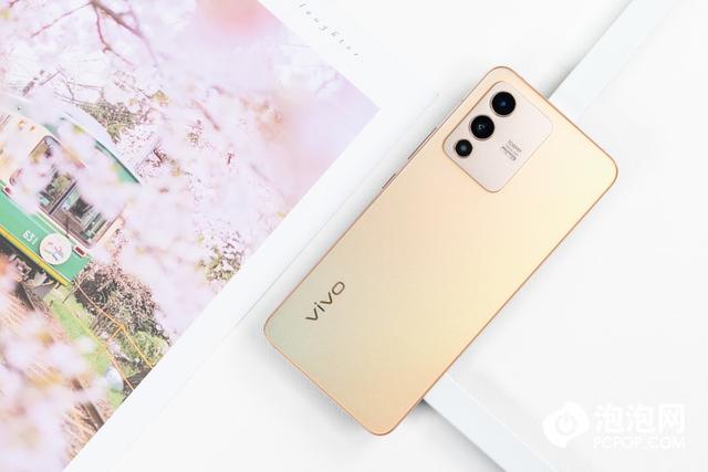 vivos12(vivo S12评测：玩游戏也出色的自拍旗舰)