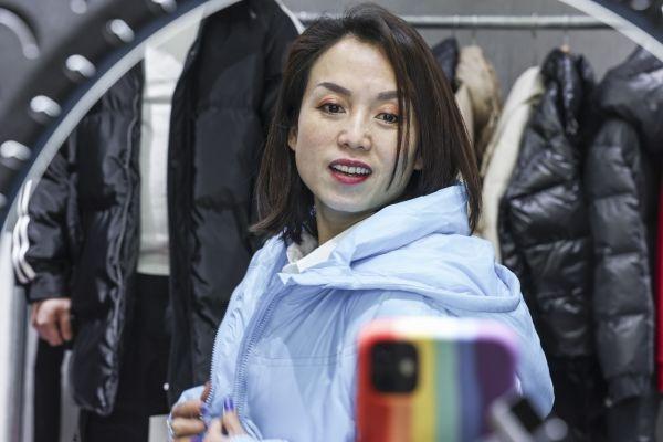 卖男装的销售技巧用语喊麦用语(女老板直播间里喊麦汉正街，卖衣服咵天走红抖音)