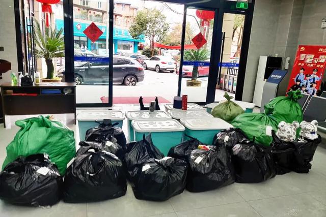 怎么看别人的微店(女店员16个月盗走店里530多万元，老板竟以为是生意不好……)