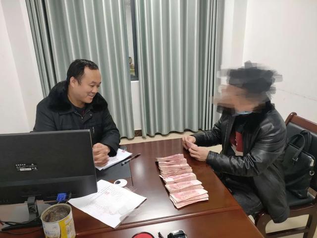 微信转账如何退回拒收(遵义一男子领取8万元执行款拒收现金，想让法官转微信)